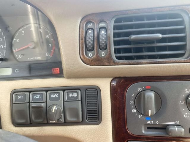 Used 1999 White Volvo Base image 17