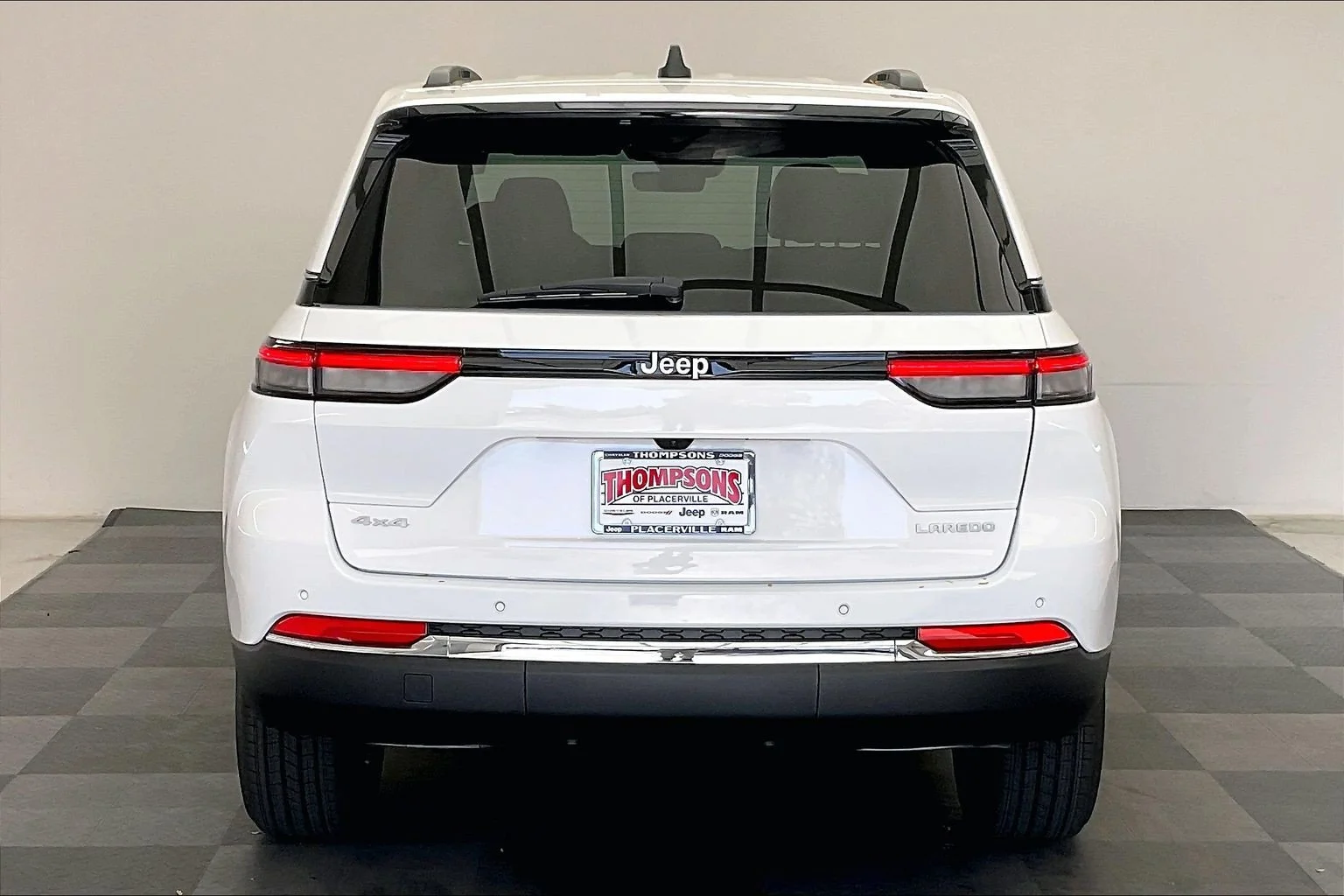 New 2027 PW7 Bright White Clear Coat Jeep Laredo X image 3