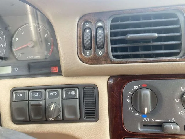 Used 1999 White Volvo Base image 17