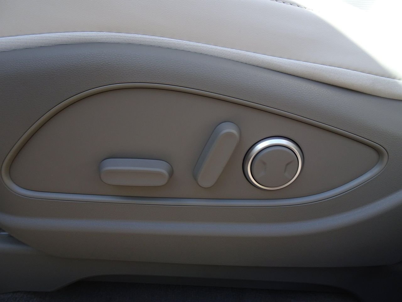 New 2027 Silver Hyundai SEL 7P image 10