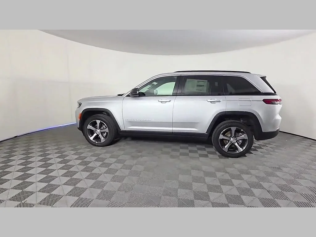 New 2026 Silver Zynith Exterior Paint Jeep Limited image 34