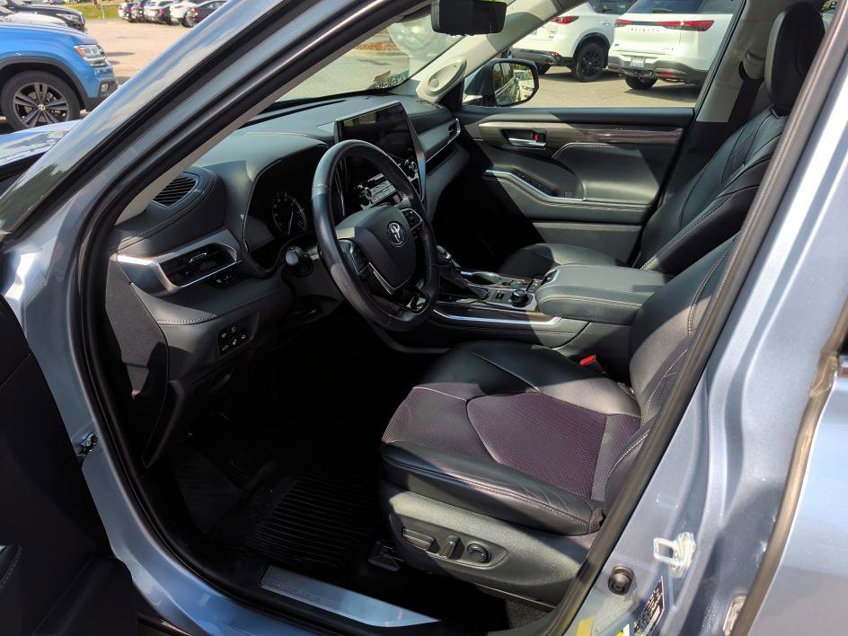 Used 2021 Moon Dust Toyota Platinum image 8