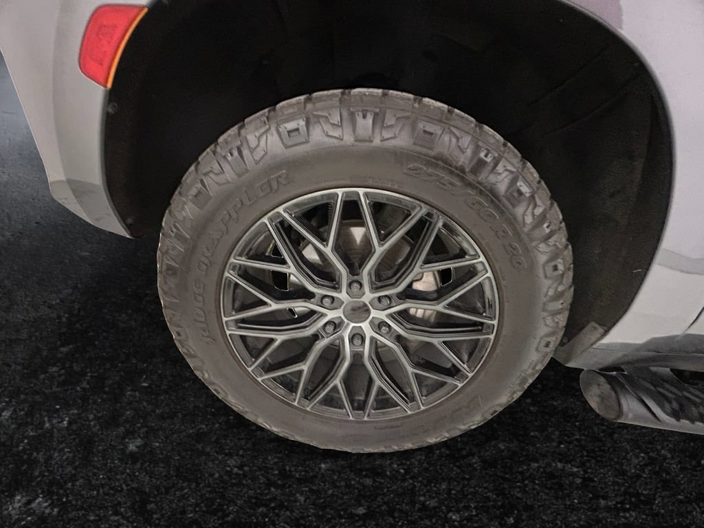 Used 2022 Satin Steel Metallic Chevrolet Z71 image 27