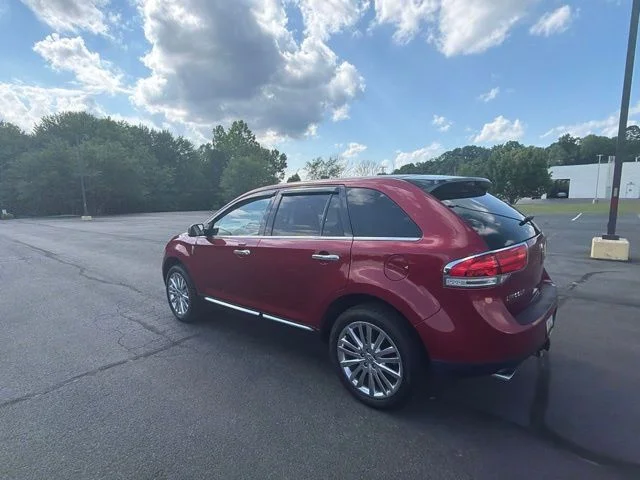 Used 2013 Red Lincoln Base image 5