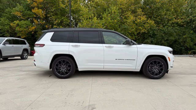 Used 2025 White Jeep Summit image 2