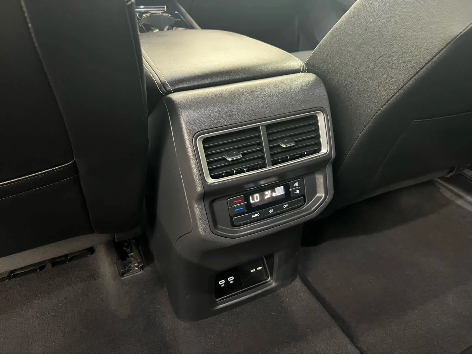 2025 Volkswagen Atlas SE w/Tech - Photo 26