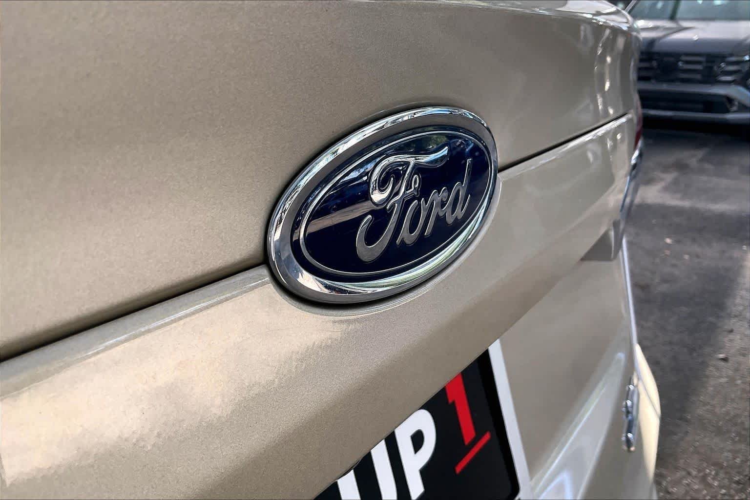 Used 2019 White Gold Metallic Ford SE image 31