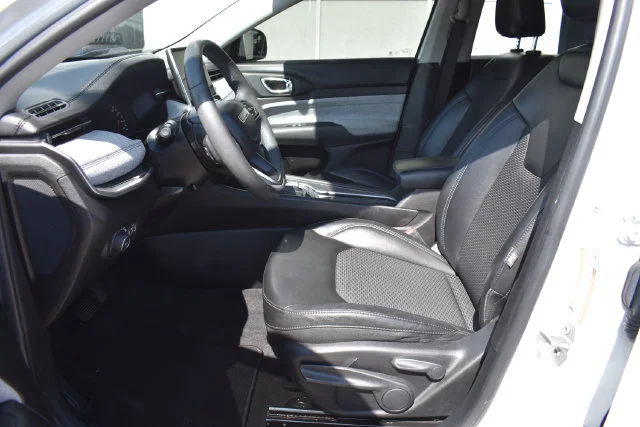 Used 2022 White Jeep Latitude image 11
