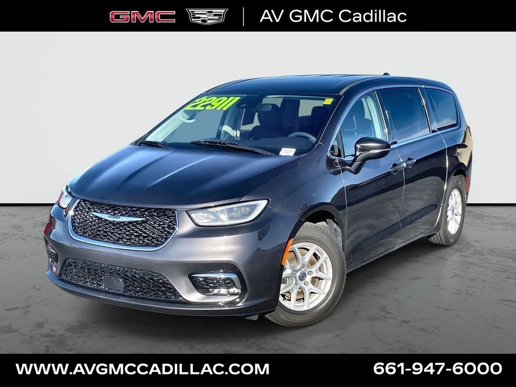 2023 Chrysler Pacifica Touring L's photo
