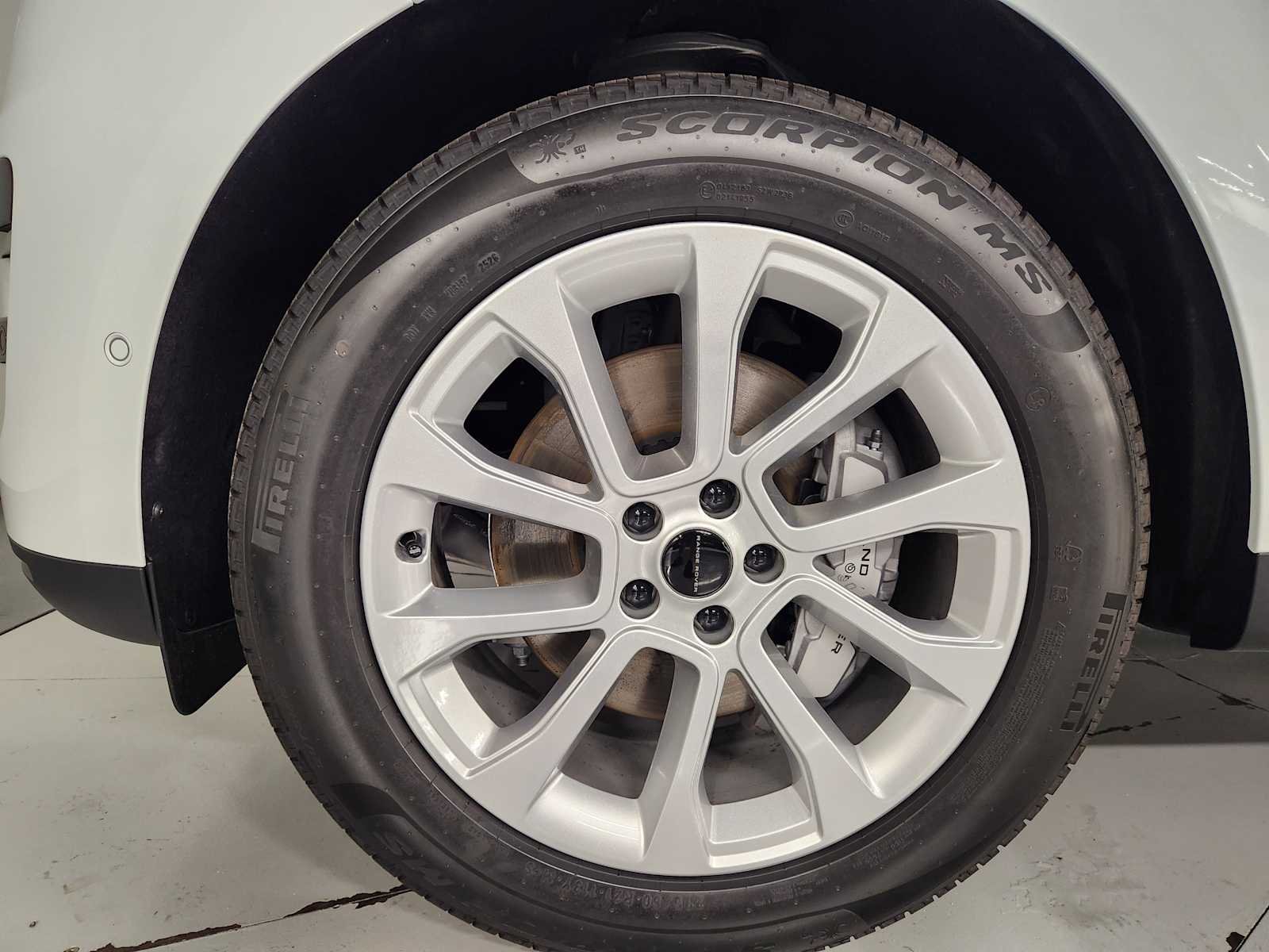 New 2027 Fuji White Land Rover SE image 8