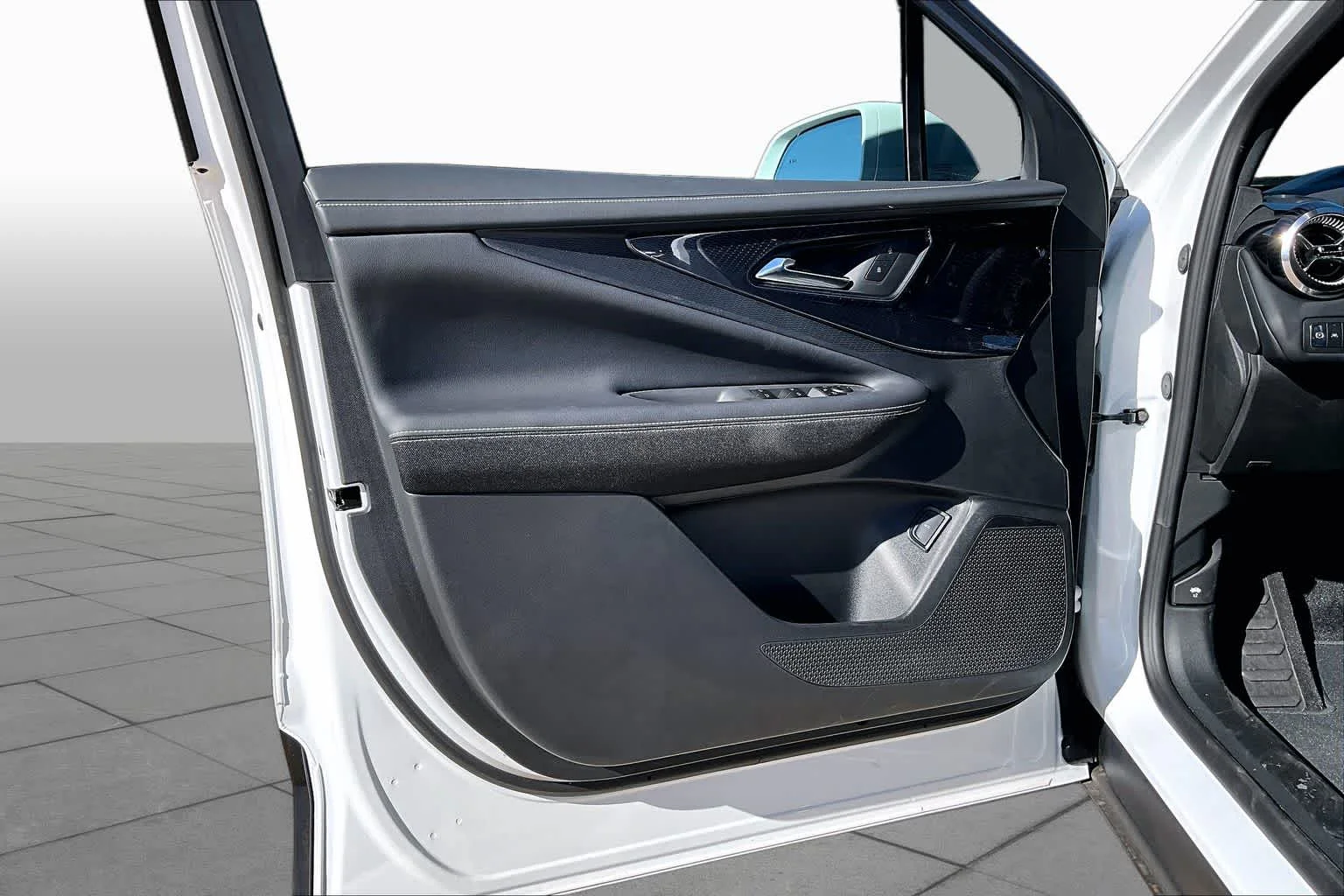 Used 2025 Summit White Chevrolet FWD LT image 10