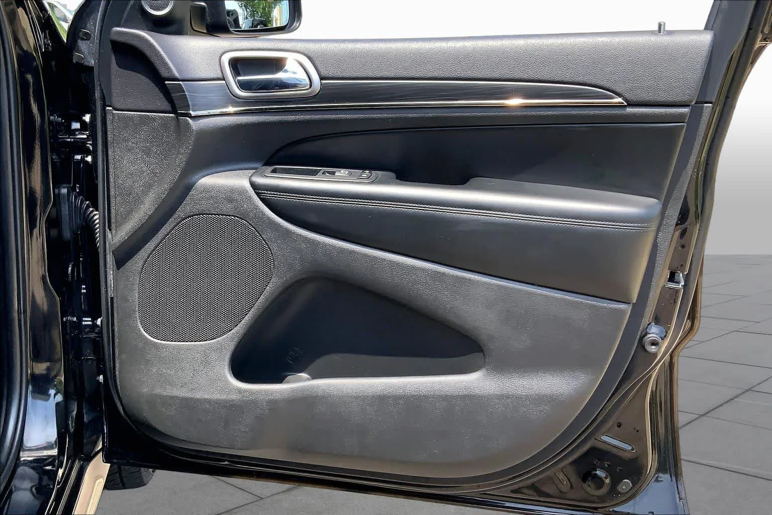 Used 2020 Diamond Black Crystal Pearlcoat Jeep Limited X image 22