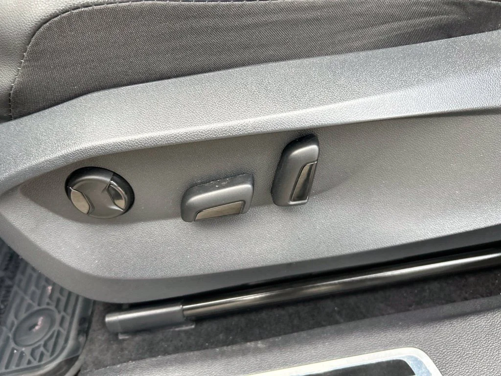 Used 2023 Black Volkswagen 2.0T SE R-Line Black image 16