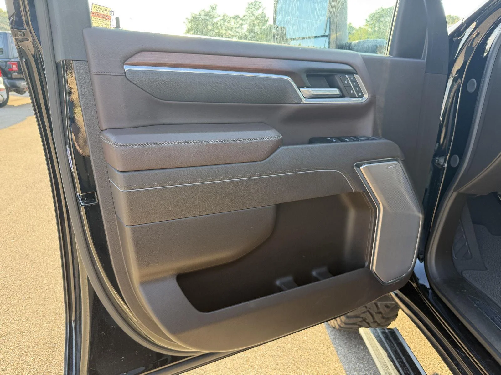 Used 2025 Onyx Black GMC Denali image 17