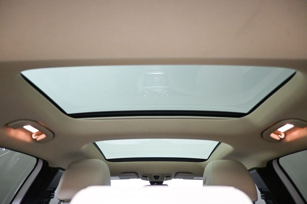Used 2020 White Mercedes-Benz GLA 250 image 21