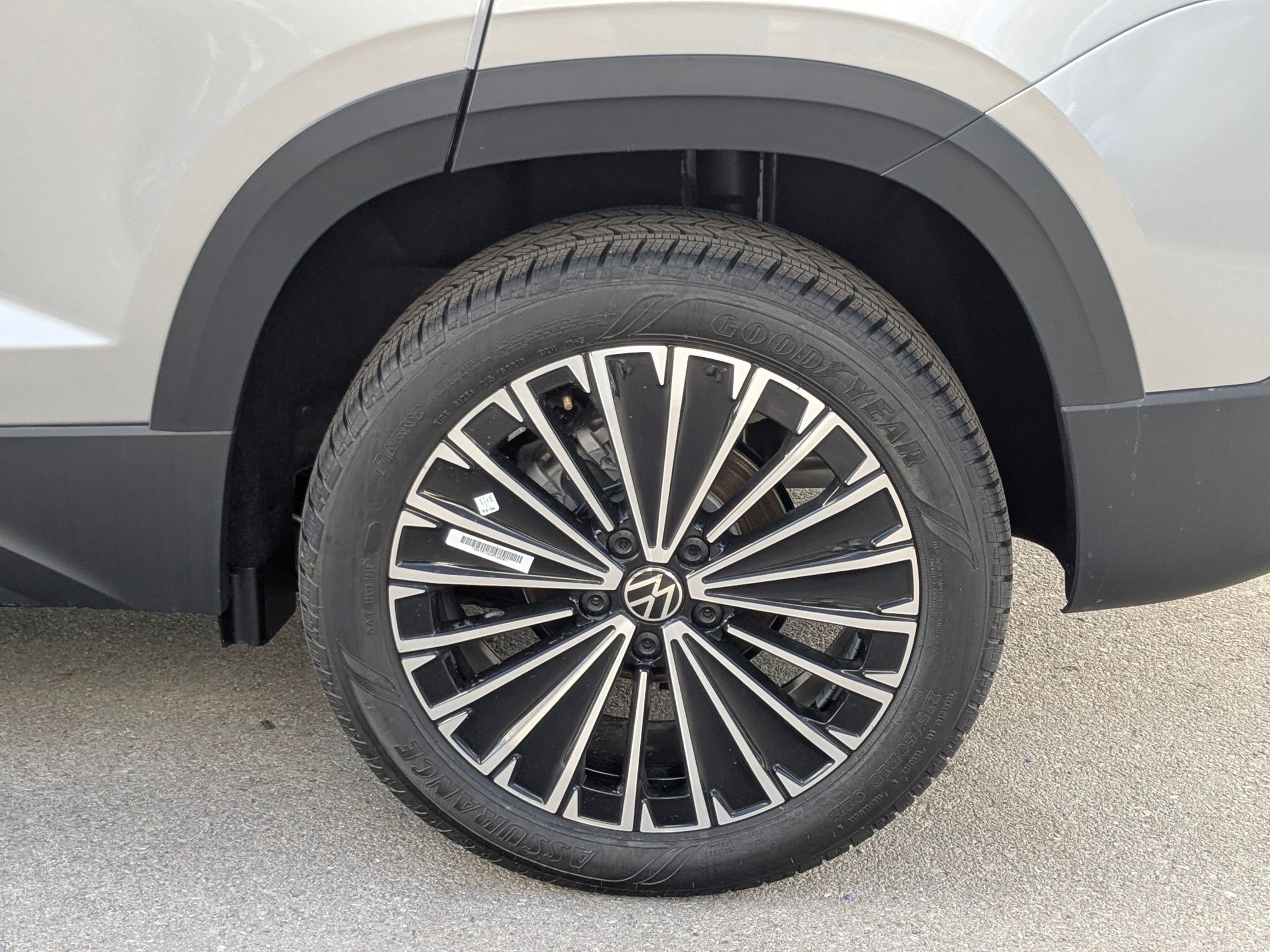 New 2026 Pyrite Silver Metallic Volkswagen SE image 19