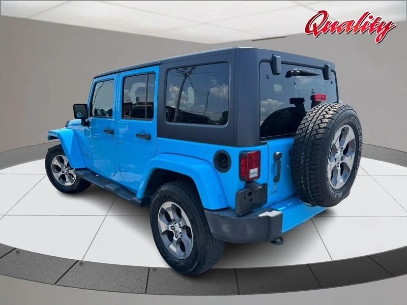 Used 2018 Chief Jeep Sahara image 5