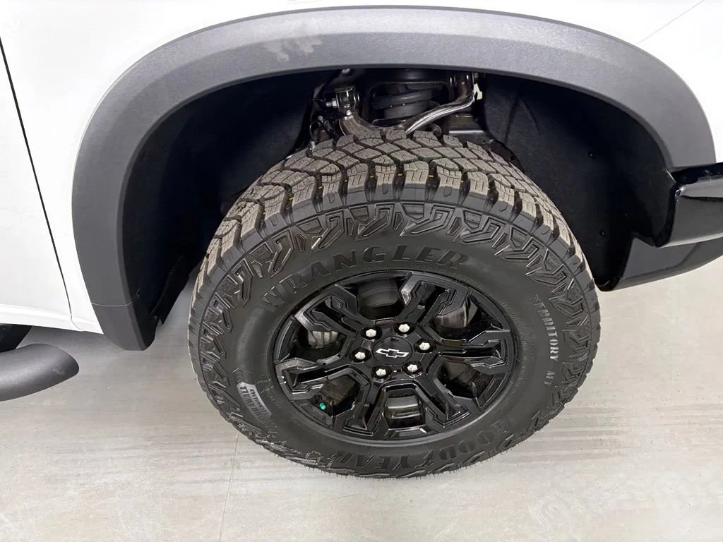 New 2026 Summit White Chevrolet ZR2 image 13