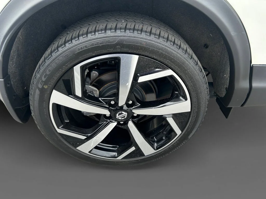 Used 2022 White Nissan SL image 15