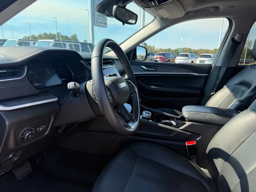 Used 2022 White Jeep Limited image 4