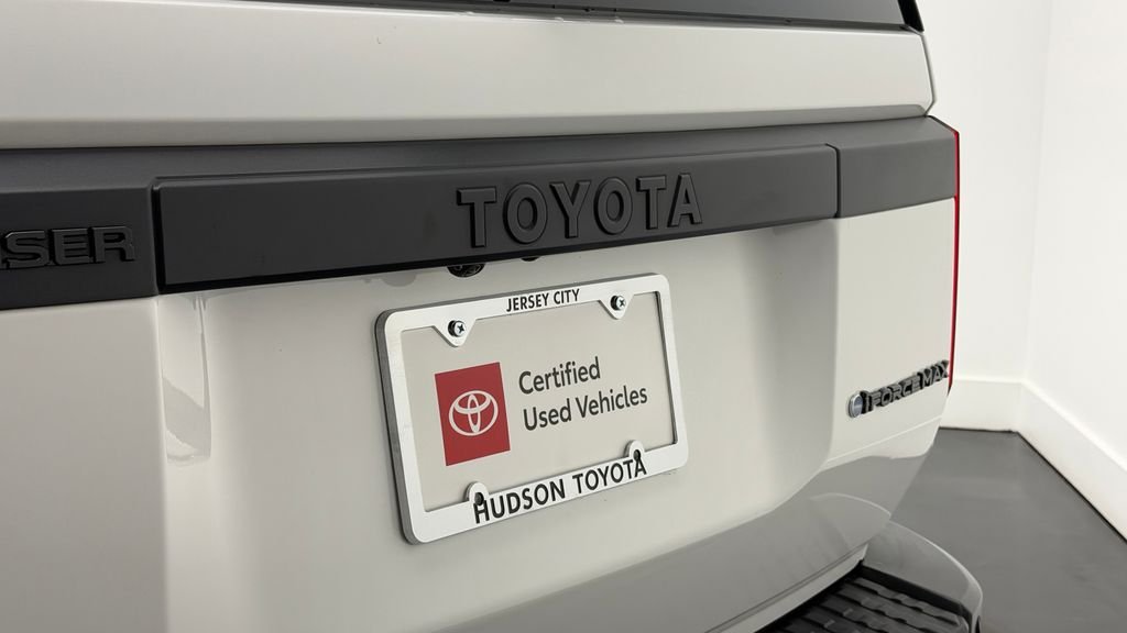 Used 2025 White Toyota 1958 image 5