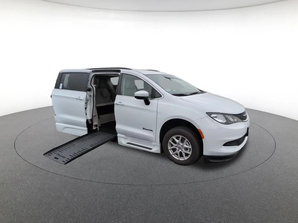 Used 2021 White Chrysler LXI image 4