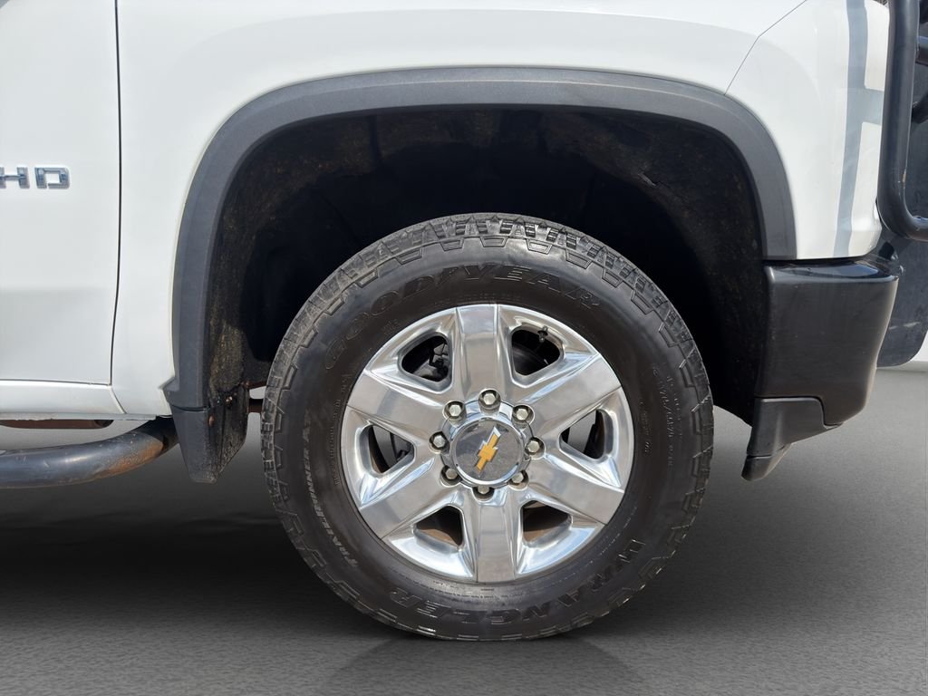 Used 2022 White Chevrolet Custom image 37