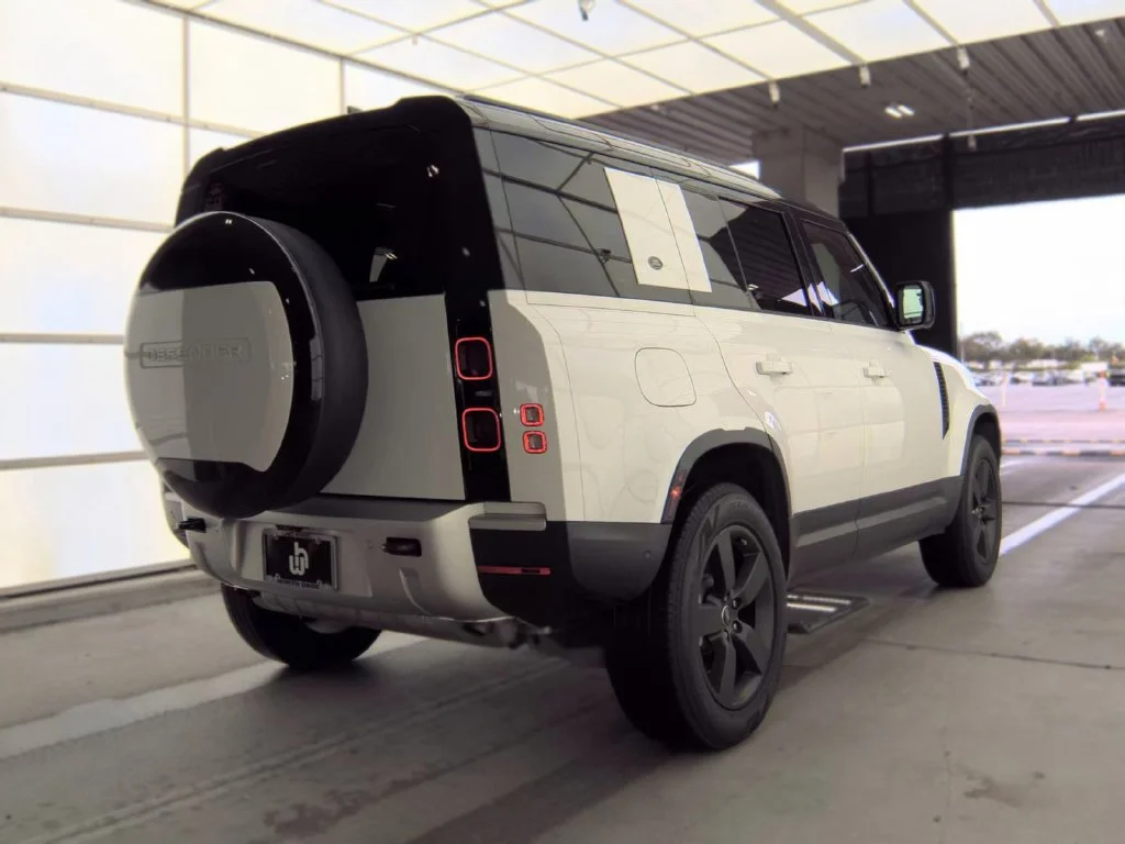 Used 2024 White Land Rover S image 4