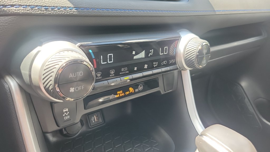 2025 Toyota RAV4 SE - Photo 18