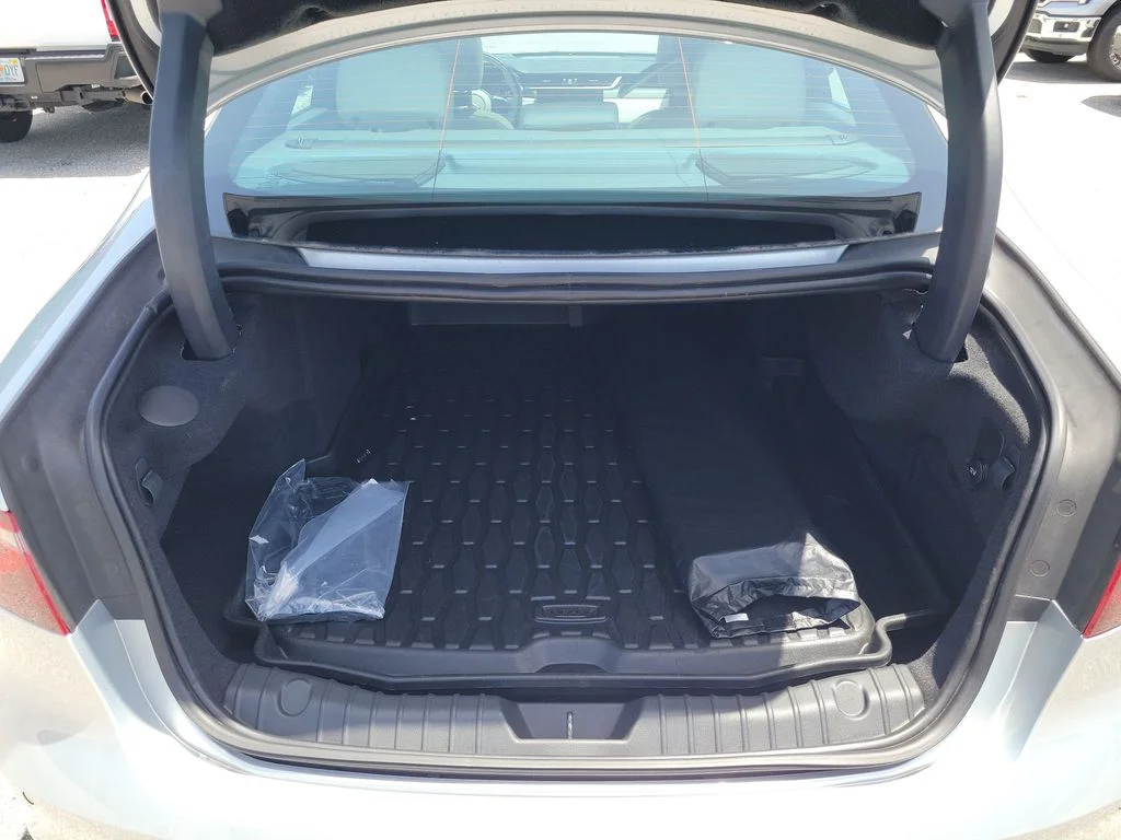 Used 2022 Silver Jaguar SE image 9