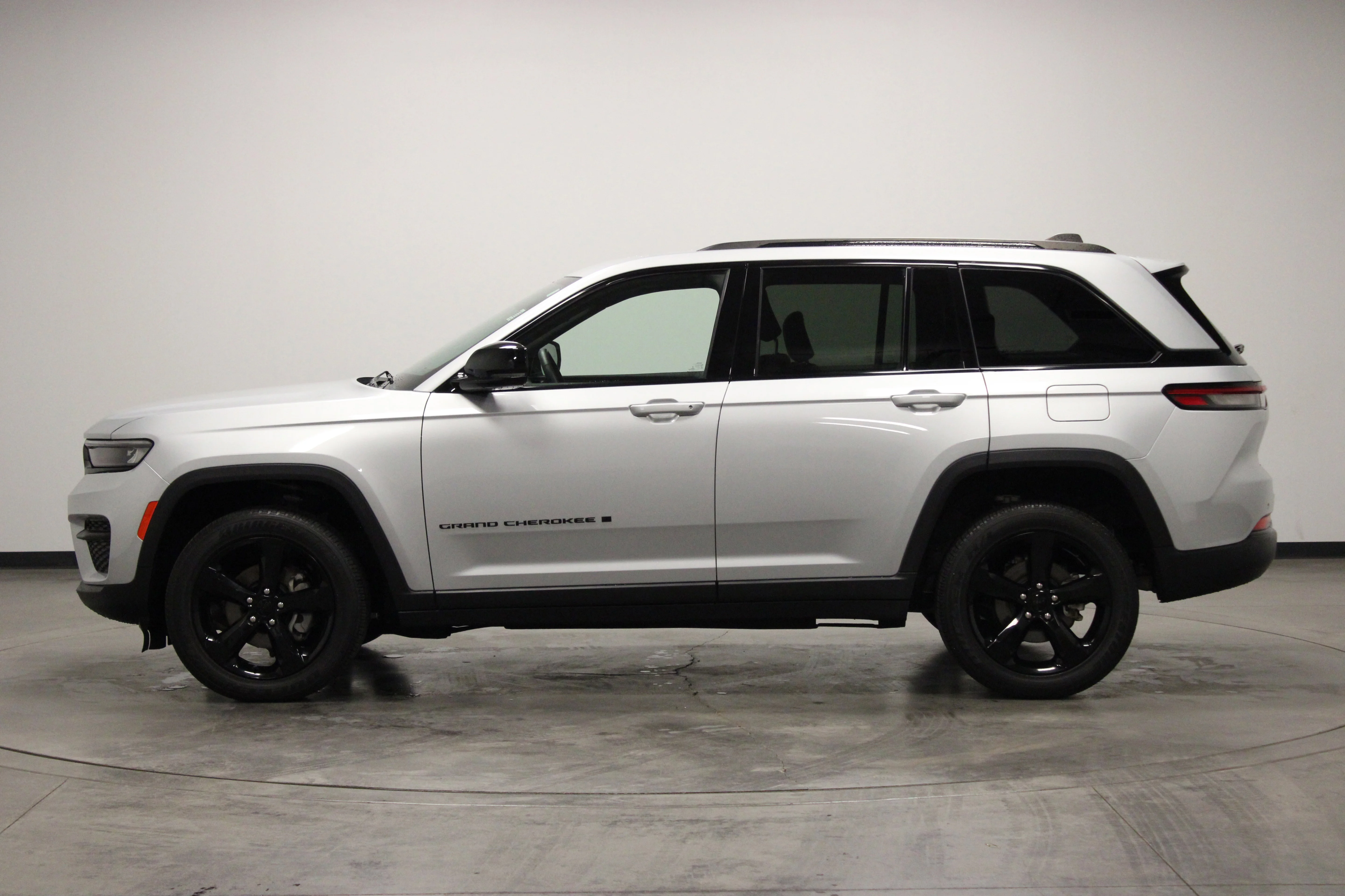 Used 2023 Silver Zynith Jeep Altitude X image 5