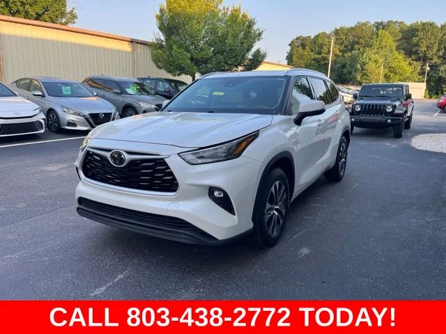 Used 2020 White Toyota XLE image 38
