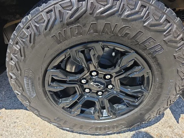 Used 2022 Black Chevrolet ZR2 image 33