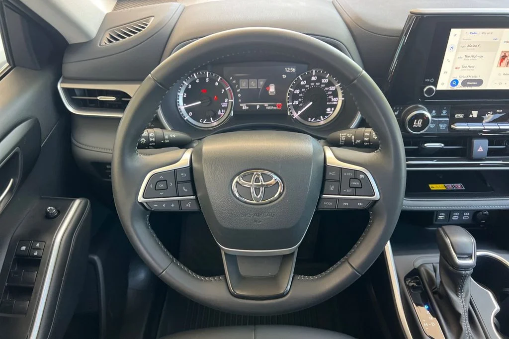 Used 2025  Toyota XLE image 18