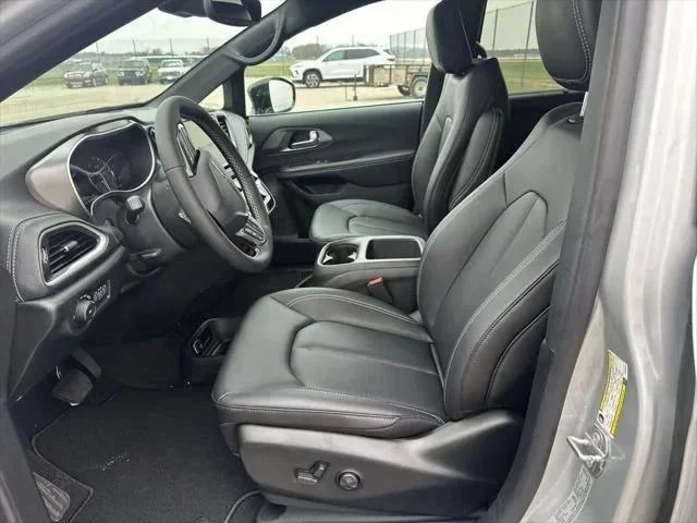 2026 Chrysler Pacifica Select - Photo 12