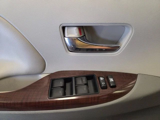 Used 2013 Silver Toyota XLE image 28