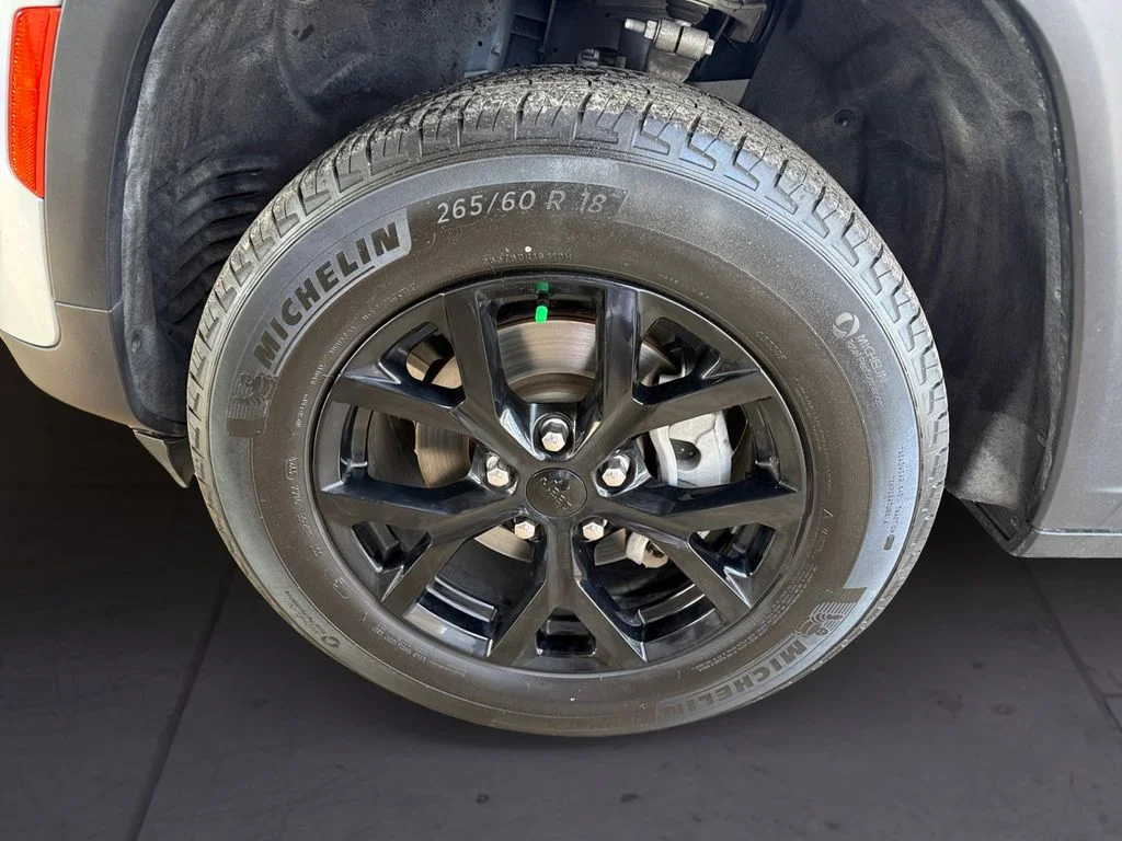 Used 2025 Silver Jeep Altitude image 9
