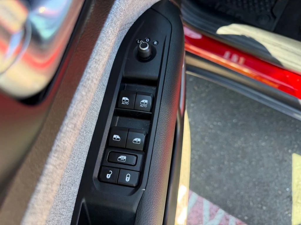 Used 2023 Redline Pearlcoat Jeep Latitude Lux image 12