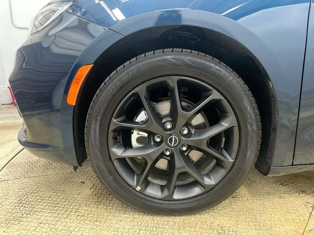 Used 2025 Blue Chrysler Limited image 20