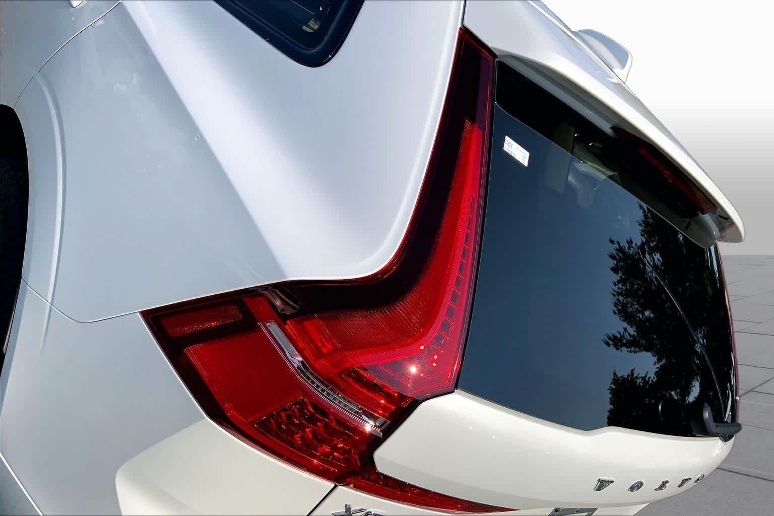 Used 2024 Crystal White Metallic Volvo Ultimate Dark Theme image 29