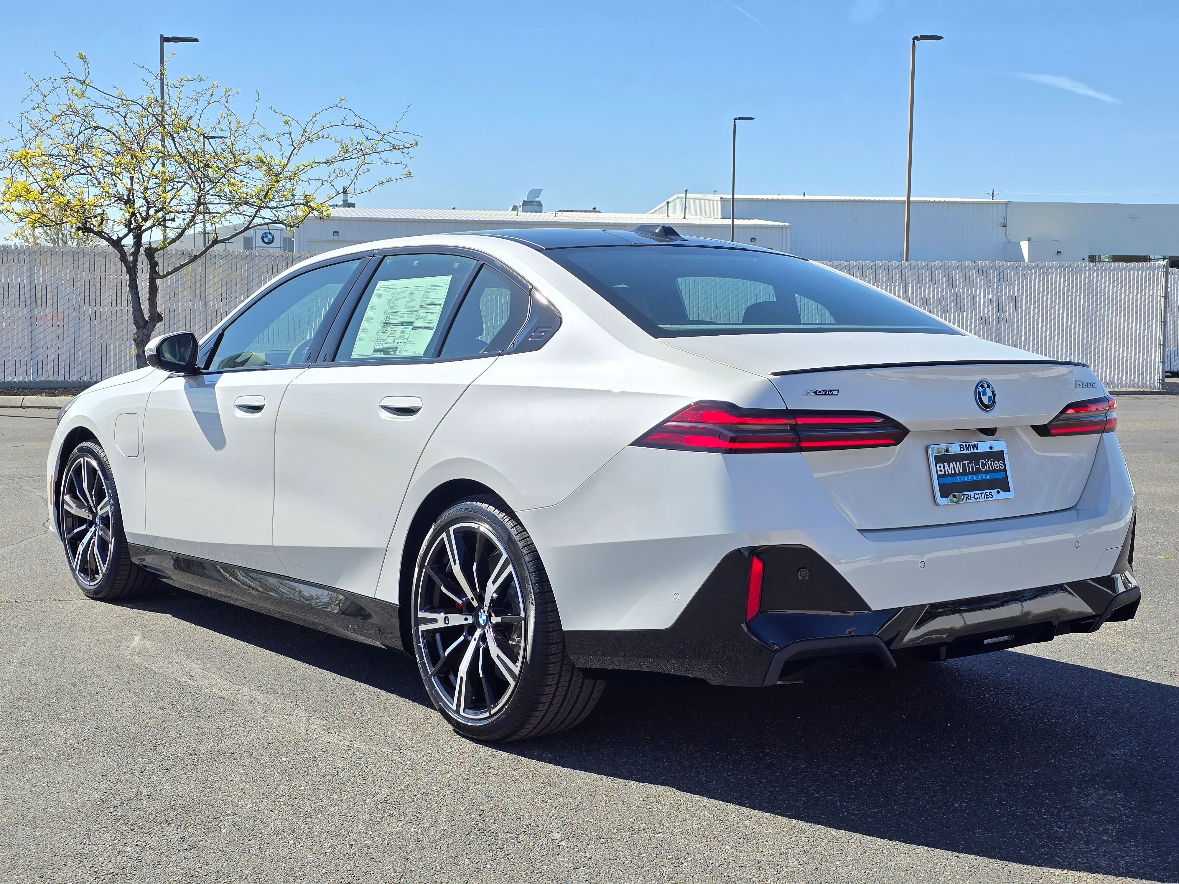 2026 BMW 5 Series 550e - Photo 35
