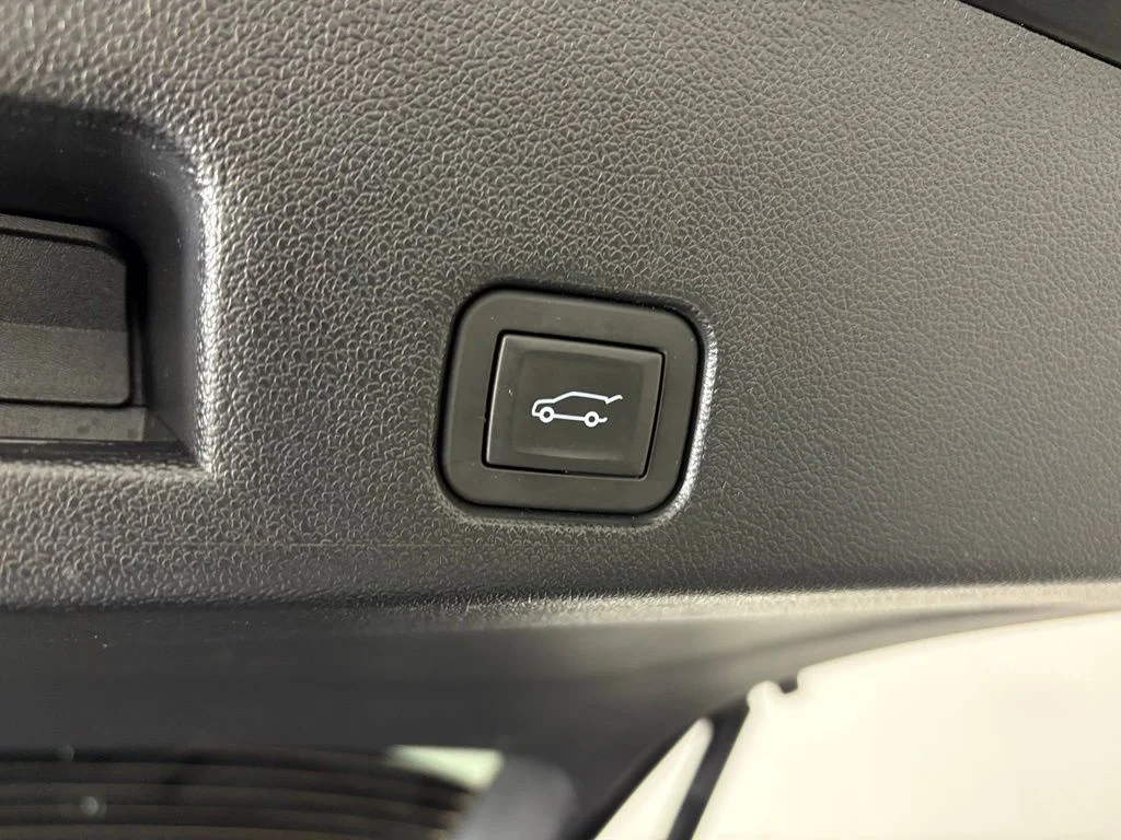 Used 2025 Black Chevrolet Z71 image 39