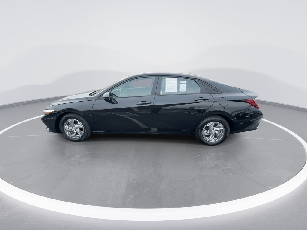 Used 2024 Black Hyundai SE image 5