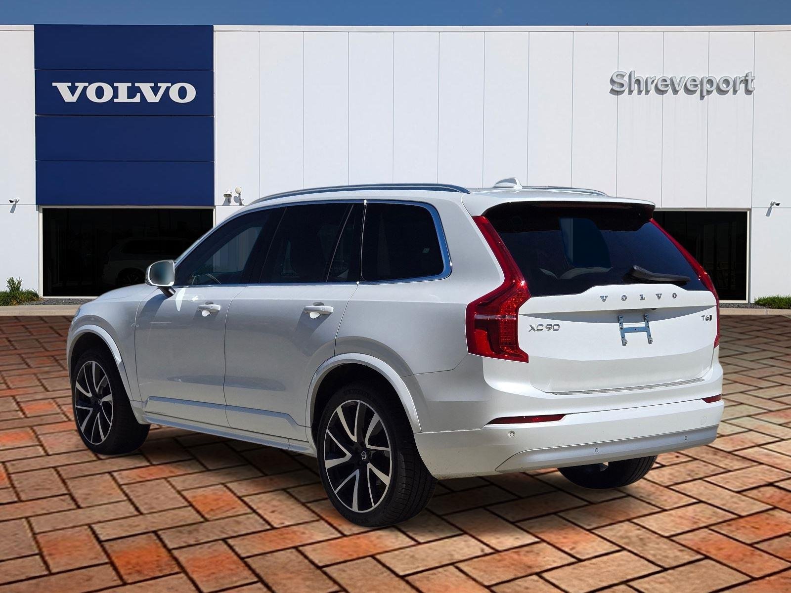 Used 2022 Crystal White Metallic Volvo Momentum image 6