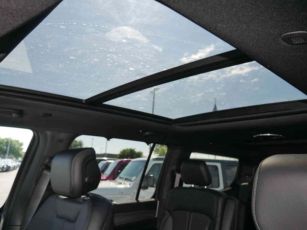 New 2026 Bright White Clear-Coat Exterior Paint Jeep Grand Wagoneer image 33