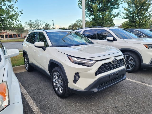 Used 2022 White Toyota XLE Premium image 3
