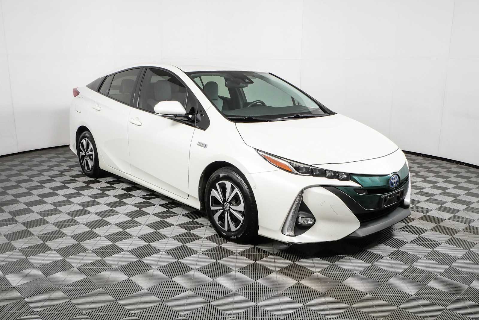 2017 Toyota Prius Prime Advanced's photo