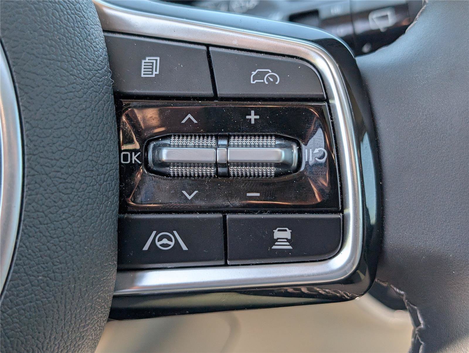 Used 2025 Wolf Gray Kia S image 20