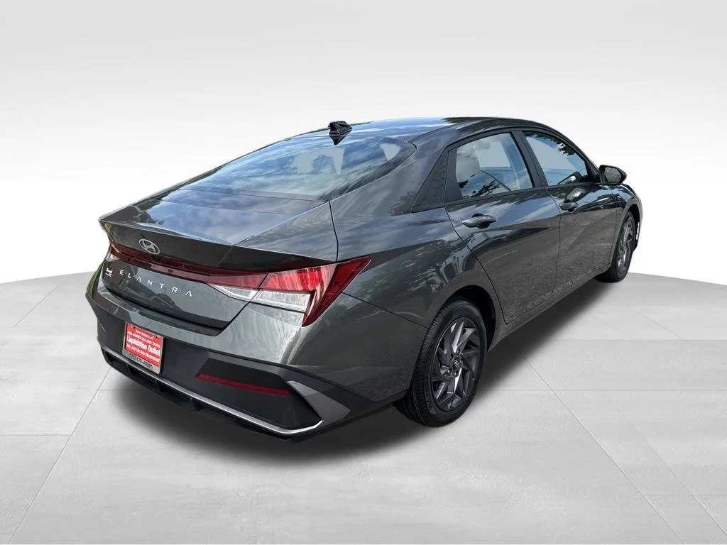 Used 2024 Gray Hyundai SEL image 5