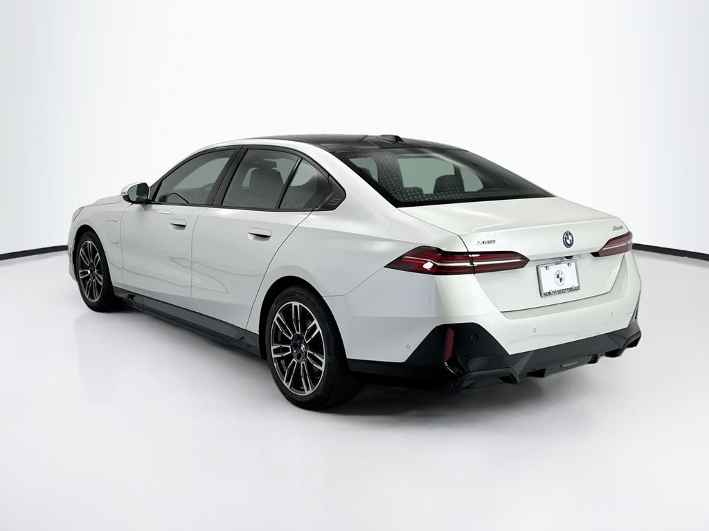 New 2027 White Metallic BMW 550e xDrive image 7